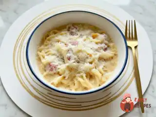 Карбонара з беконом і вершками