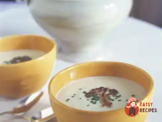 Крем-суп із цвітної капусти з лісовими грибами та шніт-цибулею