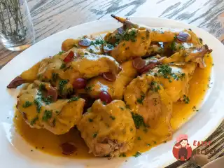 Кролик у духовці з овочами та виноградом