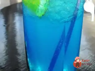 Коктейль "Блакитна лагуна" з ананасом