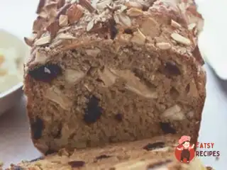 Кекс із сушеними яблуками, вишнею та мигдалем