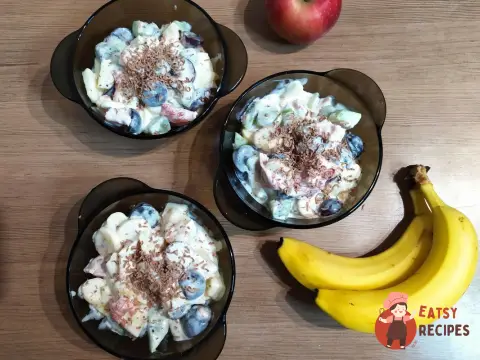 Фруктовий салат з морозивом пломбір