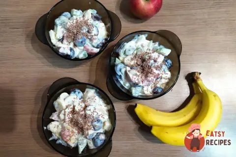 Фруктовий салат з морозивом пломбір