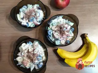 Фруктовий салат з морозивом пломбір
