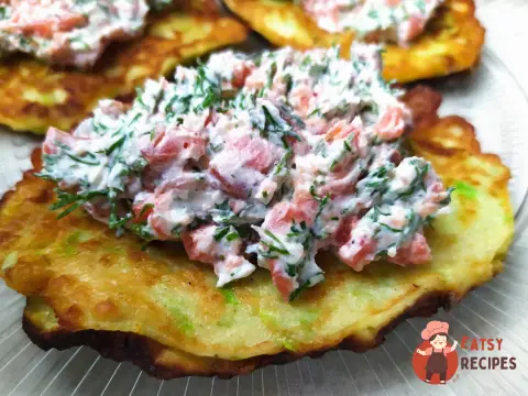 Кабачкові оладки з крем-сиром і червоною рибою