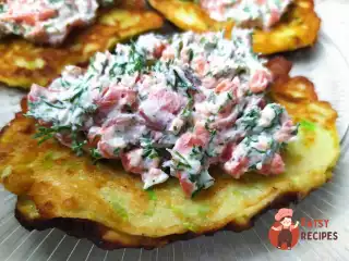 Кабачкові оладки з крем-сиром і червоною рибою