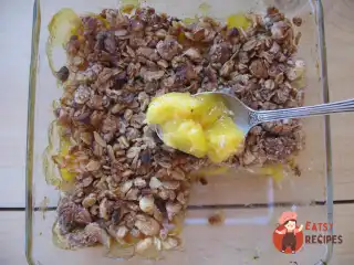 Крамбл з нектаринами та імбиром