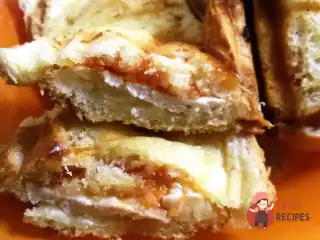 Сендвіч з куркою, помідорами та червоною цибулею