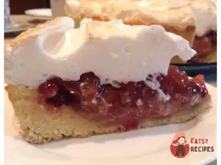 Яблучно-журавлинний тарт з меренгою