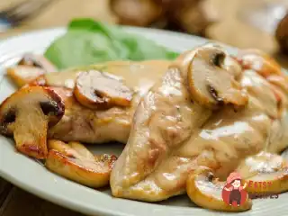 Курка під сирно-грибним соусом