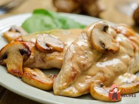 Курка під сирно-грибним соусом