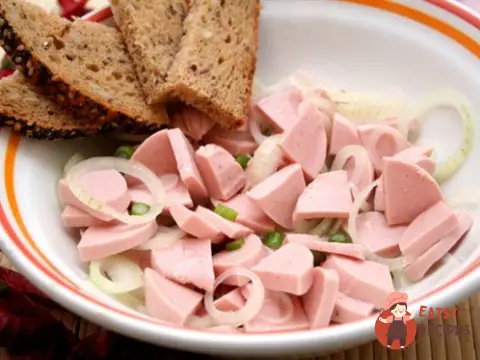 Ковбаса з цибулею