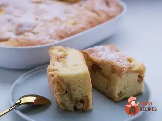 Шарлотка з хрумкою арахісовою пастою