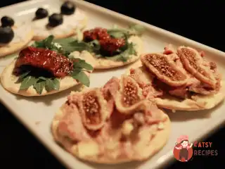 Тапас з фуа-гра, в'яленими помідорами та козячим сиром