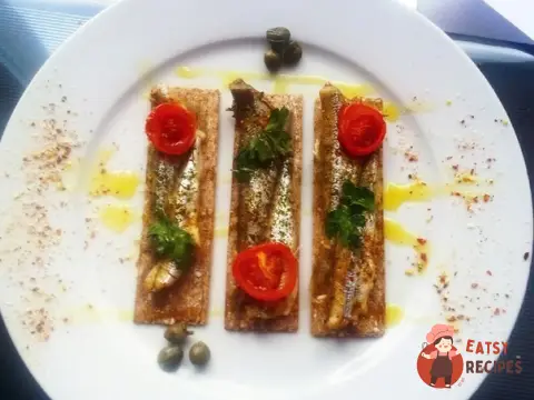 Корюшка з каперсами та помідорами чері