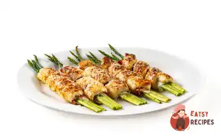 Спаржа в тісті з шинкою та соусом бешамель