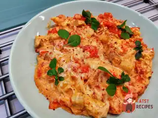 Ситна яєчня з овочами та базиліком