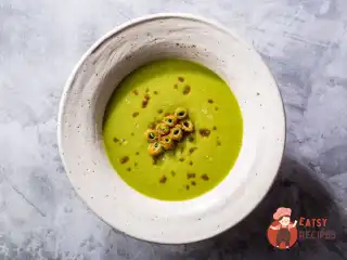 Крем-суп із зеленого горошку з овочами.