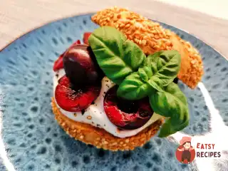 Булочка зі сметаною та черешнею
