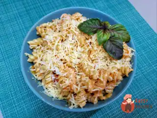 Фузиллі з помідорами чері та пармезаном