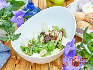 Зелений салат з мигдальним горіхом та грецьким сиром