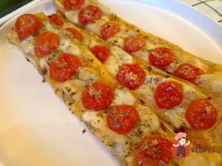 Закуска з листкового тіста з чері та моцарелою