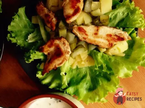 Теплий салат з куркою та соусом з корнішонів