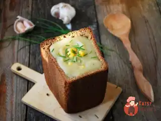 Картопляний суп-пюре у хлібі