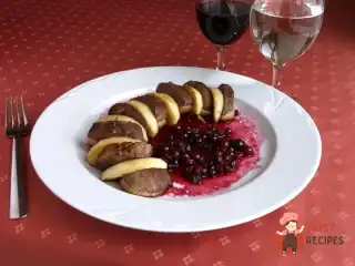 Качка з яблуками та брусничним соусом