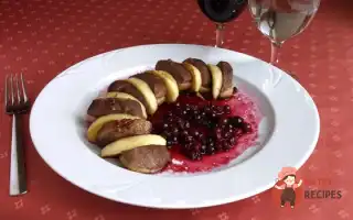 Качка З Яблуками Та Брусничним Соусом