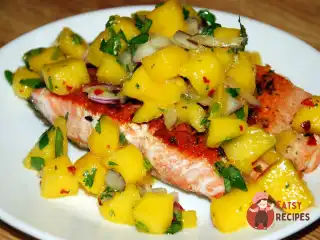 Червона риба з манго сальсою