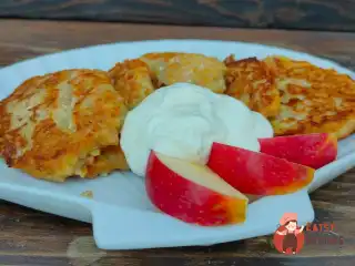 Оладки з яблук із сиром