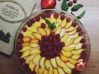 Тарт із заварним кремом та фруктами