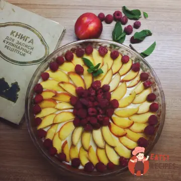 Тарт із заварним кремом та фруктами