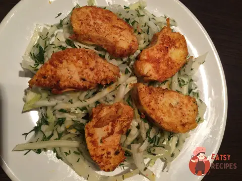 Капустяний салат із пряною куркою
