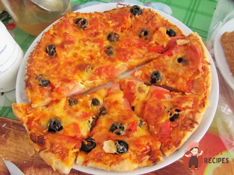 Піца з ковбасами