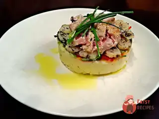 Гребінці з тунцем на плато з картоплі