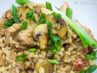 Смажений рис з куркою та грибами