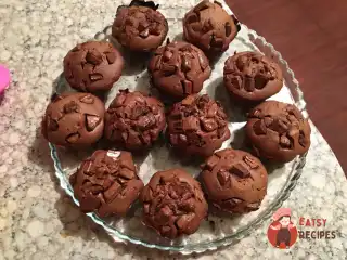 Шоколадні мафіни зі шматочками шоколаду