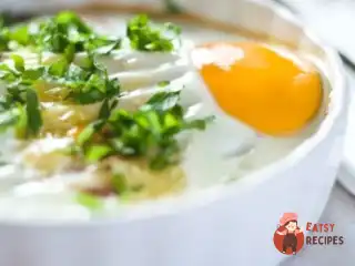 Запечені яйця з грибами, чеддером та червоним перцем.