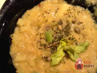 Горохова юшка з каррі і селери