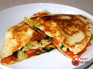 Кесаділля з гуакомоле та печеним перцем