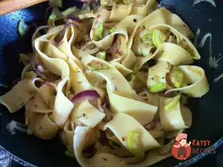 Паппарделле з карамелізованою цибулею та пармезаном