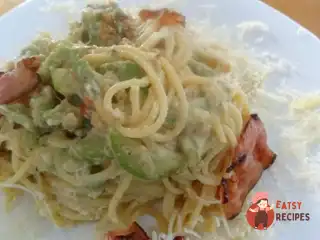 Паста карбонару з кабачками