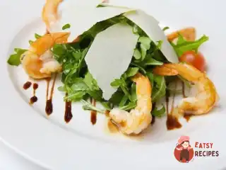 Салат з руколою, креветками, в'яленими помідорами та кедровими горіхами