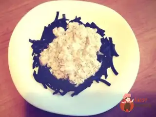 Спагетті з чорнилом каракатиці та лососем