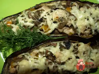 Баклажани, фаршировані грибами, куркою та болгарським перцем
