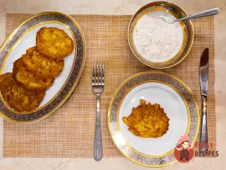 Оладки з картоплі та цукіні з соусом із тунця