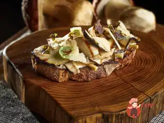 Брускетта з білими грибами та кремом з картоплі