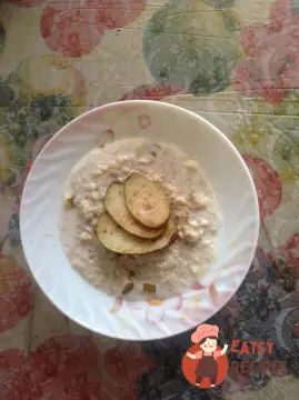Вівсяна каша з грушею та корицею